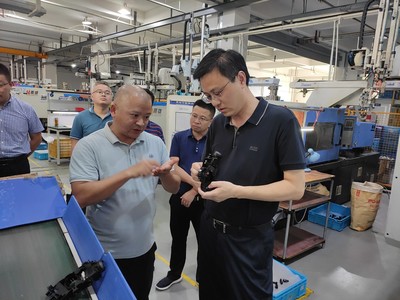 唐進率隊調研我縣汽車配件產業發展與五金產品研發，助推產業升級